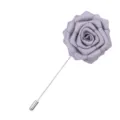 Élégante épingle de revers rose en tissu lavande avec tige argentée pour costume de mariage. - Gris clair