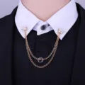 Elegante Herren Kragenkette Brosche mit Perlen Blumen Anhänger und goldenen Ketten. - Goldene Perlenblume