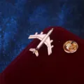 Roségold Flugzeug Brosche Metall Reversnadel stilvolle Anstecknadel Herren Anzug Accessoire. - Kampfjet (Gold)
