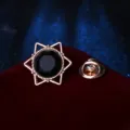 Primer plano detallado de un elegante broche de estrella de seis puntas en oro rosa con cristal. - Pin de Solapa Hexagrama / Diamante de Imitación Negro (Marco Dorado)