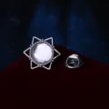 Nahaufnahme Detail der silberfarbenen sechsstrahligen Stern Kristall Brosche mit Metallkappe. - Hexagramm Anstecknadel / Weißer Strass (Silberrahmen)