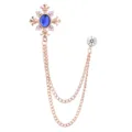 Nahaufnahme Detailansicht der eleganten roségoldenen Kreuz Brosche mit funkelnden Strass. - Gold Basis Blauer Stein