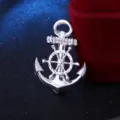 Silberner Anker Steuerrad Strass Brosche Detail Nahaufnahme, stilvoller nautischer Modeschmuck. - Silber