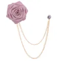 Elegante Stoffrosen Brosche mit doppelten Quastenketten und funkelnder Strassnadel für Anzüge. - Rosa