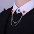 Goldfarbene Doppelketten-Brosche mit roten Herz-Anhängern, ideales Hemdkragen-Accessoire. - Gold Herz