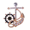 Vista detallada de broche de ancla marina y timón con diamantes de imitación brillantes. - Estilo Ancla Y Timón / Dorado
