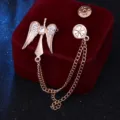 Broche ailes d'ange strass mode homme avec chaîne à pampilles, épinglette de costume rétro. - Or