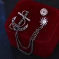 Exquisita broche de cadena con borla y ancla con pedrería brillante, detalle de accesorio. - Gris metalizado