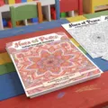 Vista dettagliata del libro da colorare mandala con copertina colorata e pagine per bambini. - Motivo Mandala (RXHC1182) / Confezione da 10 pagine