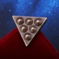 Retro bronze triangle lapel pin with studs, vintage shirt collar accessory for men and women. - One Piece / Bronze