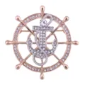 Exquisita broche nautica de diseño marinero con timon, ancla y cristales brillantes. - Timón dorado y ancla plateada