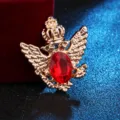 Nahaufnahme Detail der Vintage Doppeladler Brosche mit rotem Zirkon Kristall in der Mitte. - Gold / Rot