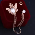 Detaillierte Nahaufnahme der Retro Doppeladler Krone Herren Strass Quaste Kette Anstecknadel. - Gold / Weißer Zirkonia