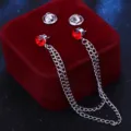 Herren roter Strass Doppel Kette Kragennadel Brosche Hemd Accessoire Detailansicht - Rot (Silberbasis)