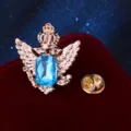 Vista dettagliata della spilla vintage aquila bicipite con cristallo blu e corona. - Strass Blu Lago (Base Dorata)