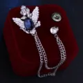 Detailansicht der vintage herren brosche mit doppeladler motiv, blauen stein und kettchen. - Silber Basis Marineblau Strass