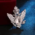 Nahaufnahme einer retro Doppeladler Strass Brosche für Herren, elegantes Anzugnadel Accessoire. - Silber / Weißer Zirkonia