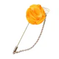Eleganter Herren Anstecker Reversnadel mit gelber Stoffblume und modischer Metallkette für Anzug. - Gelb