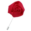 Rote Stoff-Rosen-Anstecknadel mit langem Metallstab für Herrenanzüge und Hochzeitsaccessoires. - Rot