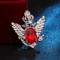Nahaufnahme Detail einer Retro Doppeladler Brosche mit rotem Kristall Strassstein. - Silber / Rot