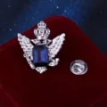 Vista dettagliata della spilla vintage ad aquila bicipite con pietra blu e corona per abito. - Strass Blu Inchiostro (Base Argentata)