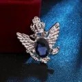 Nahaufnahme der Vintage Doppeladler Brosche mit blauem Strassstein und Kronen Detail. - Silber Basis Marineblau Strass