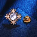 Goldfarbene Vintage Kreuz Brosche Kristall Reversnadel Hemdkragen Accessoire Damen. - Gold Weiß Zirkonia