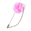 Rosa Stoff Rosen Brosche mit goldfarbenem langen Pin und hängender Kette Zubehör. - Hellrosa
