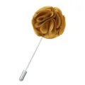 Goldene Stoffblumen Anstecknadel für Herrenanzüge, elegantes Hochzeits-Boutonniere-Accessoire. - Kurkuma
