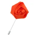 Elegante orange Stoff Rose Anstecknadel mit langer silberner Nadel für Herren Anzug Jacke Zubehör. - Orange
