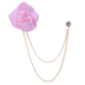 Rosa Stoffrose Brosche mit doppelten Goldketten und Strassnadel für elegante Anzüge, 5cm. - Hellrosa