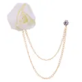 Elegante Stoff-Rosen-Brosche mit doppelten Goldketten und Strassstein für Anzüge. - Beige
