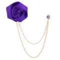 Elegante violette Stoffrosen-Brosche mit goldenen Doppelketten und Strass-Nadel für Anzug. - Dunkellila