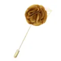 Goldfarbene Stoffblumen Anstecknadel fuer Herren und Damen, elegante Ansteckblume fuer Anzuege. - Kurkuma