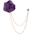 Lila Stoff Rosen Brosche mit doppelten goldenen Quastenketten und Strassnadel. - Leuchtendes Lila