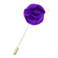 Lila Stoffrose Reversnadel mit Goldstab und Blattaccessoire fuer Anzuege und Kleider. - Dunkellila