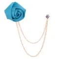 Blaue Stoffrosen Brosche mit doppelten goldenen Quastenketten. Elegantes Anzug Accessoire. - Pfauenblau