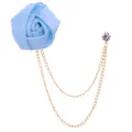 Elegante hellblaue Stoffrosen Brosche mit doppelten goldenen Quastenketten für Anzüge. - Hellblau