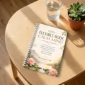 Nahaufnahme des 28-Tage-Yoga- und Achtsamkeits-Spiralnotizbuchs auf Holzschreibtisch. - Yoga Bewegungstracking-Buch