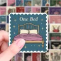 Detailopname van een decoratieve sticker in vintage postzegelstijl met gezellige bed-illustratie. - Vintage Postzegel Stijl (T01043889) / 50 Vel/Pak