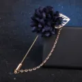 Fleur en tissu bleu marine broche avec epingle dore et chaine pour costume d'homme elegant. - Bleu marine