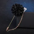 Broche fleur en tissu noir élégante avec chaîne en métal, détail accessoire de costume. - Noir