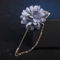 Broche fleur en tissu gris avec chaîne en métal et longue aiguille détail costume homme. - Bleu clair