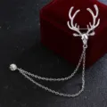 Detailaufnahme einer silbernen Hirsch-Brosche mit Kristall-Geweih und hängenden Zierketten. - Silber