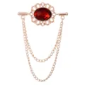 Vintage goldfarbene Kragennadel Brosche mit doppelten Kettenquasten und rotem Ovalstein. - Goldene Basis Dunkelroter Strass