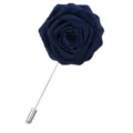 Élégante épingle de revers rose en tissu bleu foncé avec longue tige en métal argenté. - Bleu marine