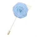 Hellblaue Stoff Rose Blume Brosche mit goldenem Blatt, elegantes Revers Pin Accessoire. - Hellblau