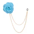 Blaue Stoff-Kamelien-Blumen-Brosche mit doppelten goldfarbenen Ketten und eleganter Strassnadel - Hellblau