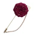 Elegante bordeauxrote Band-Rosenbrosche mit langer Metallnadel und Kette für Uniformrevers. - Burgunderrot