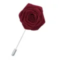 Broche fleur de rose en tissu bordeaux faite main avec longue épingle en métal argenté pour homme. - Bordeaux